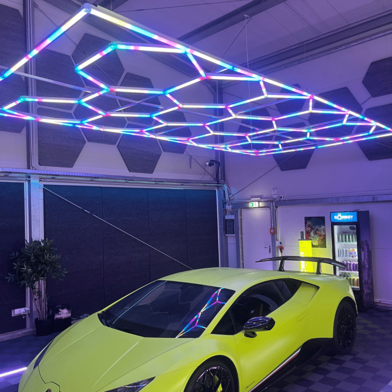 hexagon-rgb-deckenleuchte-beleuchtet-garage-showroom-werkstatt-gamingroom